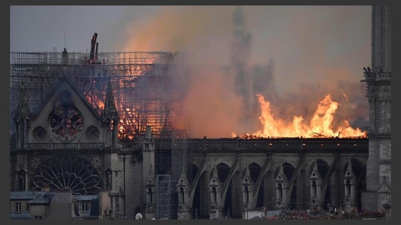 Las llamas arrasaban con todo en Notre Dame. 