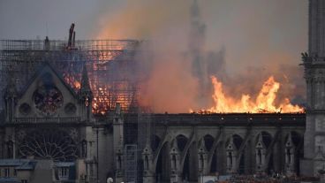 Las llamas arrasaban con todo en Notre Dame.