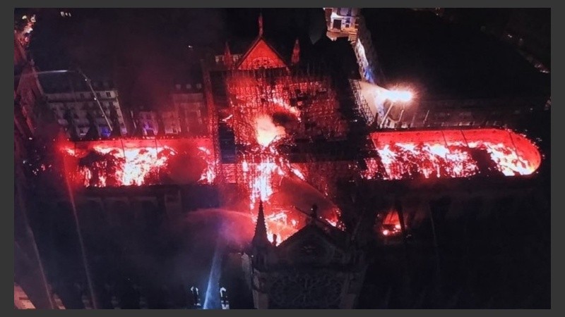 La catedral en llamas vista desde un dron.