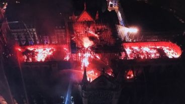 La catedral en llamas vista desde un dron.
