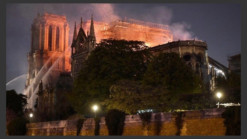 Así ardía la catedral de Notre Dame en París. 