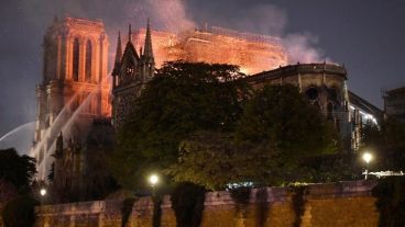 Así ardía la catedral de Notre Dame en París.