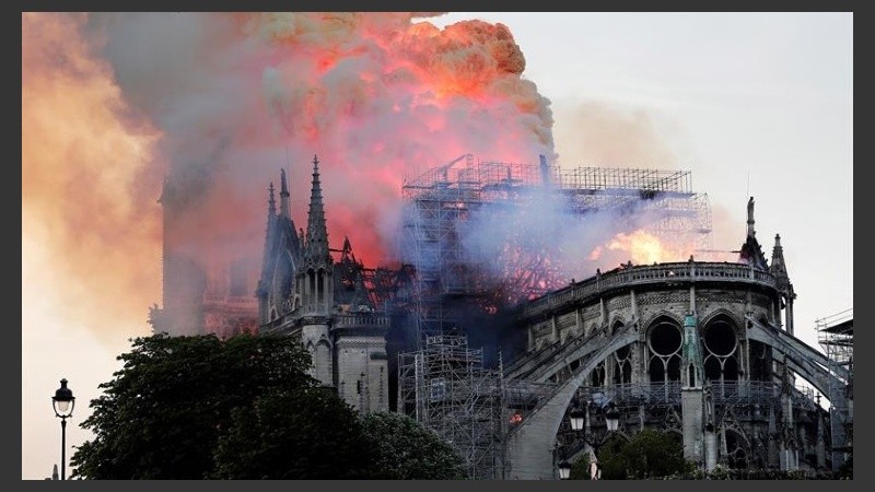 Las llamas comenzaron en el techo de la catedral.