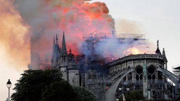 Las llamas comenzaron en el techo de la catedral.