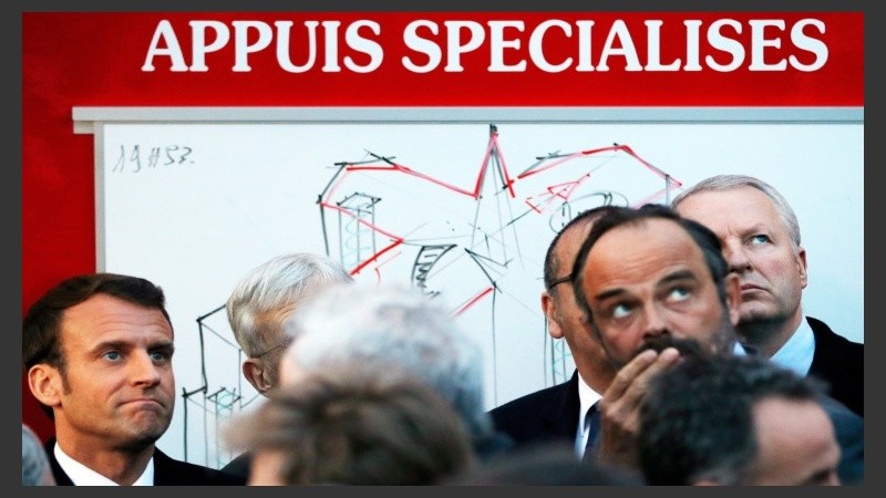 El presidente francés Emmanuel Macron y el primer ministro Edouard Philippe, mientras observan el incendio en la Catedral de Notre Dame.