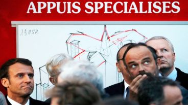 El presidente francés Emmanuel Macron y el primer ministro Edouard Philippe, mientras observan el incendio en la Catedral de Notre Dame.