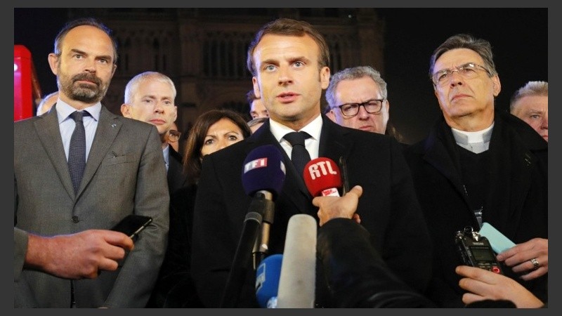 Emmanuel Macron, habla junto al primer ministro, Edouard Philippe, y al arzobispo de París, Michel Aupetit, cerca de Notre Dame.