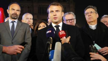 Emmanuel Macron, habla junto al primer ministro, Edouard Philippe, y al arzobispo de París, Michel Aupetit, cerca de Notre Dame.