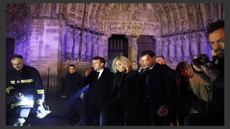 Emmanuel Macron y su esposa Brigitte Macron visitan a los bomberos que intentan apagar el incendio en Notre Dame.