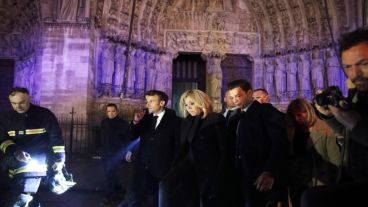 Emmanuel Macron y su esposa Brigitte Macron visitan a los bomberos que intentan apagar el incendio en Notre Dame.