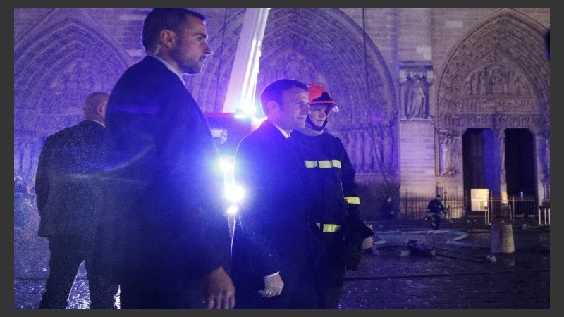 Emmanuel Macron habla con los bomberos en el interior de la catedral de Notre Dame.
