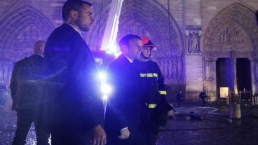 Emmanuel Macron habla con los bomberos en el interior de la catedral de Notre Dame.