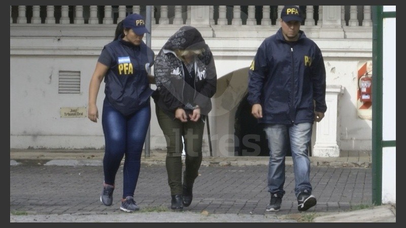 La concejala custodiada por la policía.