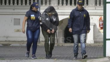 La concejala custodiada por la policía.