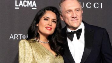 Foto de archivo del empresario François-Henri Pinault y su esposa, la actriz mexicana Salma Hayek.