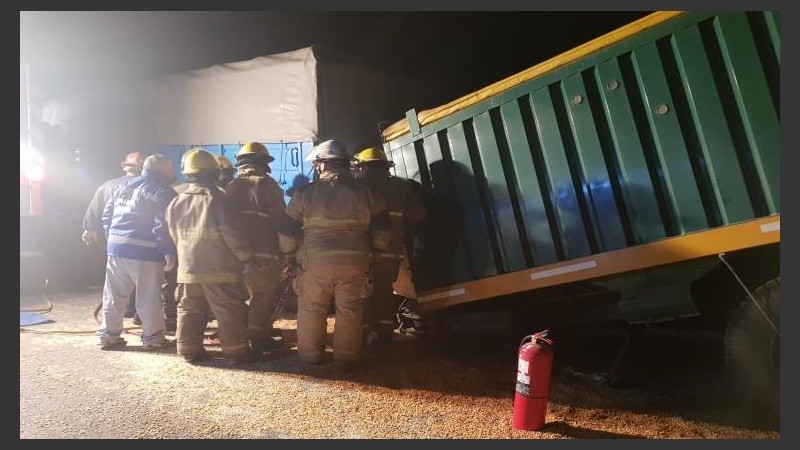 Los bomberos estuvieron tres horas para sacar al conductor de la cabina. 