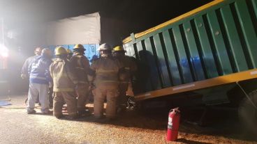 Los bomberos estuvieron tres horas para sacar al conductor de la cabina.