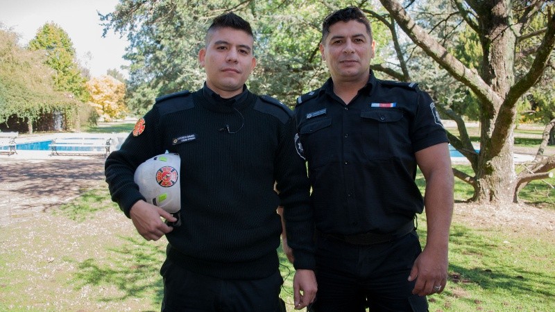 Correa y Ramírez, los dos bomberos que encabezaron el rescate.