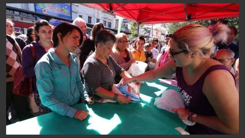 Mucha gente se acercó a Plaza Sarmiento para aprovechar la oferta de leche. 