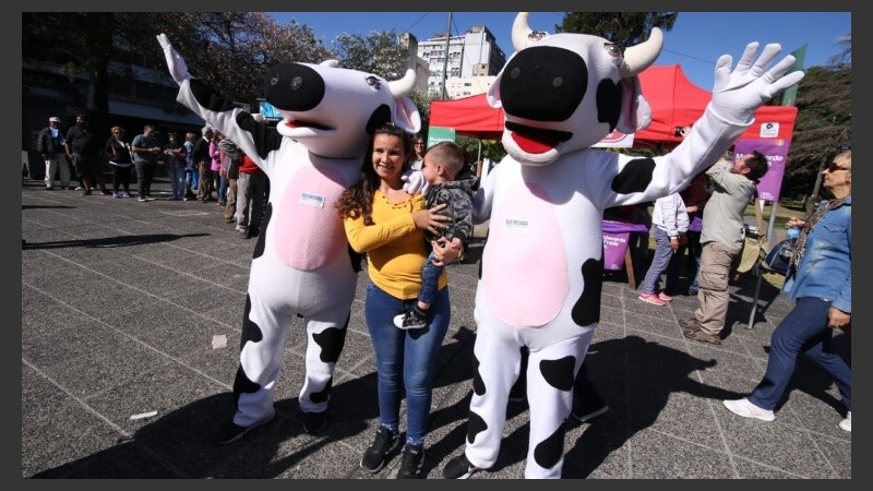 Mucha gente se acercó a Plaza Sarmiento para aprovechar la oferta de leche. 