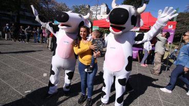 Mucha gente se acercó a Plaza Sarmiento para aprovechar la oferta de leche.