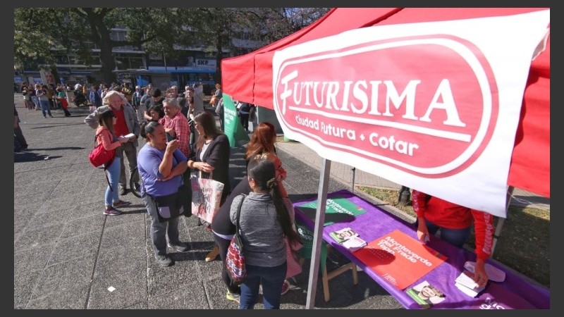 Mucha gente se acercó a Plaza Sarmiento para aprovechar la oferta de leche. 