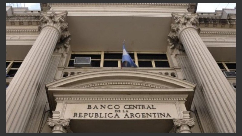 El presidente del Central buscó disipar temores por las expectativas de redolarización de carteras previo a las elecciones.