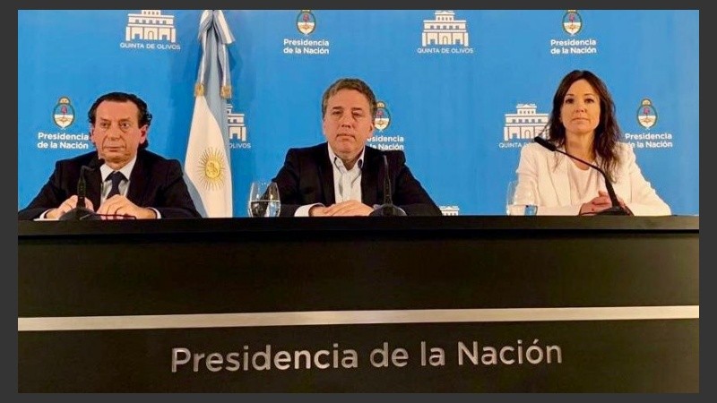 Stanley junto a Dujovne y Sica en la conferencia de este miércoles.