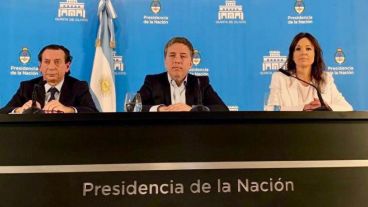 Stanley junto a Dujovne y Sica en la conferencia de este miércoles.
