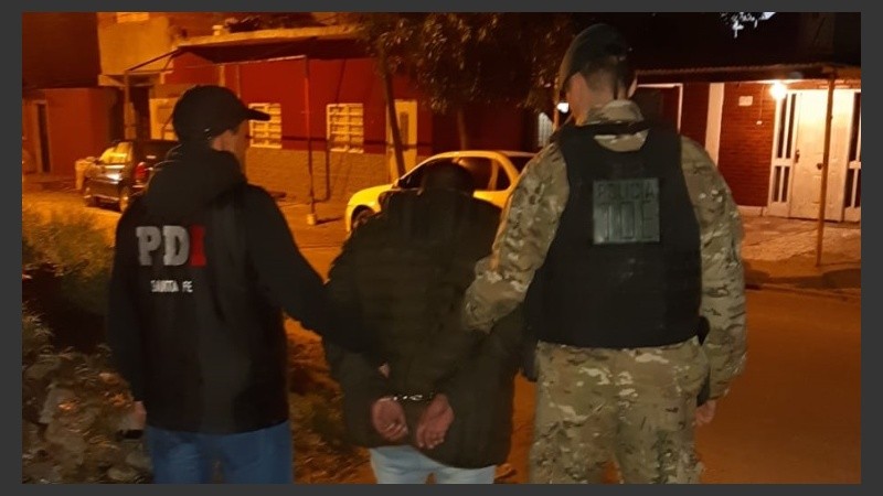 Arrestados y armas incautadas tras los procedimientos.