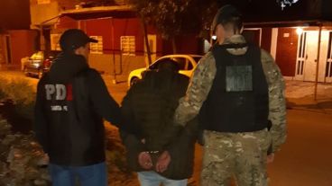 Arrestados y armas incautadas tras los procedimientos.