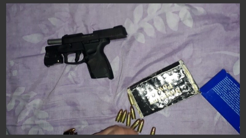 Arrestados y armas incautadas tras los procedimientos.