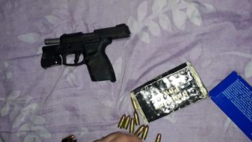 Arrestados y armas incautadas tras los procedimientos.