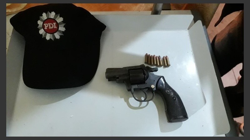 Arrestados y armas incautadas tras los procedimientos.