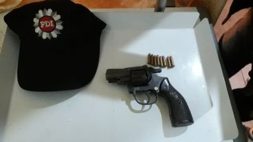 Arrestados y armas incautadas tras los procedimientos.