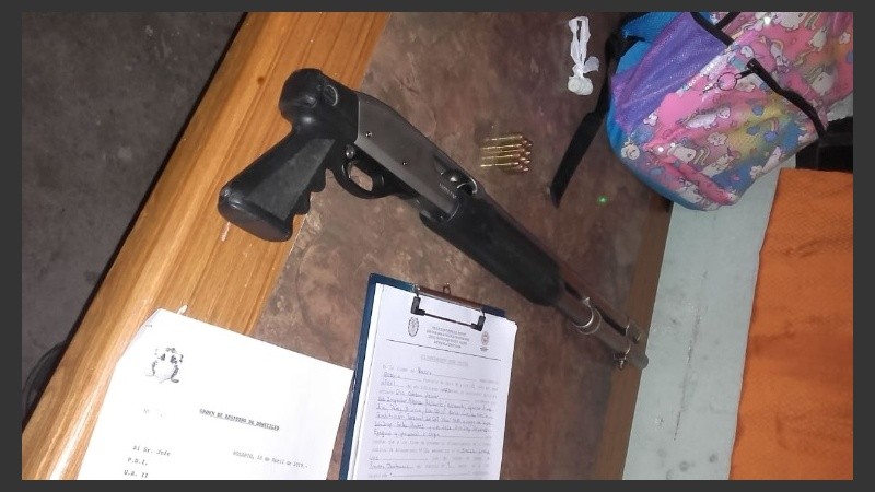 Arrestados y armas incautadas tras los procedimientos.