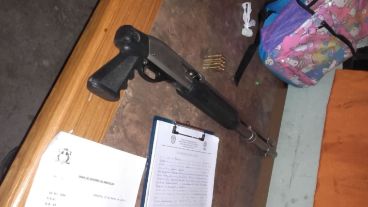 Arrestados y armas incautadas tras los procedimientos.