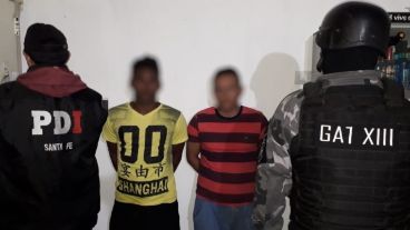 Arrestados y armas incautadas tras los procedimientos.