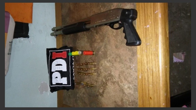 Arrestados y armas incautadas tras los procedimientos.