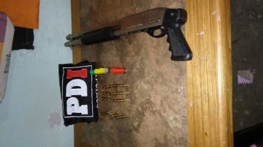 Arrestados y armas incautadas tras los procedimientos.