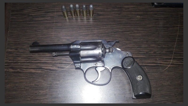 Arrestados y armas incautadas tras los procedimientos.