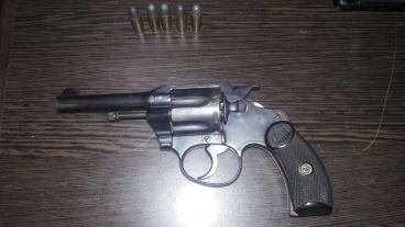 Arrestados y armas incautadas tras los procedimientos.