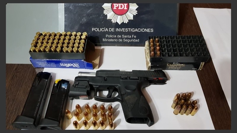 Arrestados y armas incautadas tras los procedimientos.