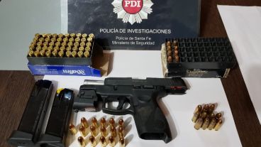 Arrestados y armas incautadas tras los procedimientos.