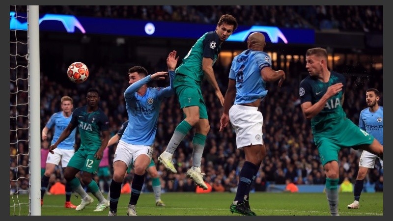 ¿Llorente con el codo? Para el árbitro fue todo cadera.