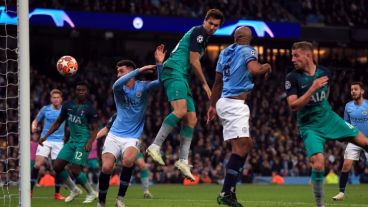 ¿Llorente con el codo? Para el árbitro fue todo cadera.