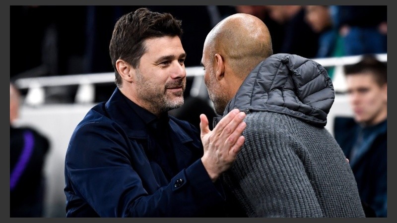 Los entrenadores argentino y español se saludan antes del match.