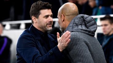 Los entrenadores argentino y español se saludan antes del match.
