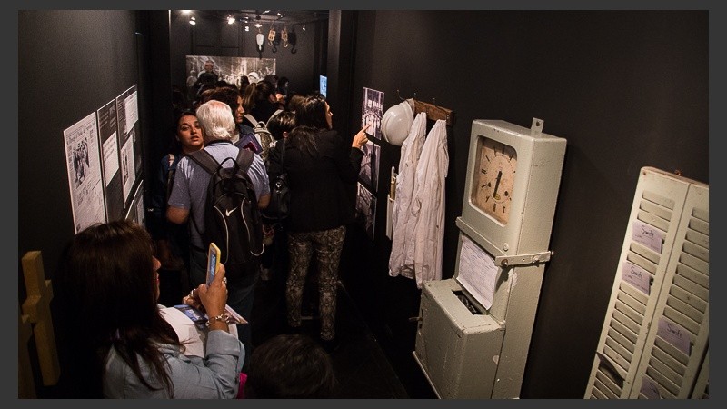 Fotos y objetos que cuentan historias de mujeres y sus trabajos en el frigorífico Swift y el barrio Saladillo.