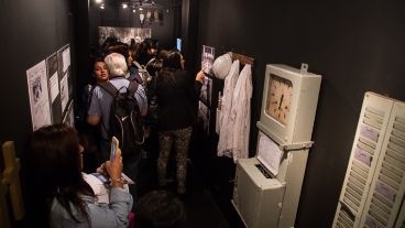 Fotos y objetos que cuentan historias de mujeres y sus trabajos en el frigorífico Swift y el barrio Saladillo.